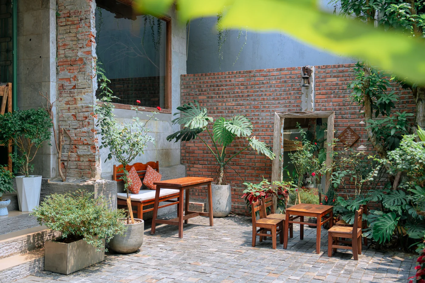 緑に包まれた中庭 · Sita Coffee & Vegetarian Restaurant